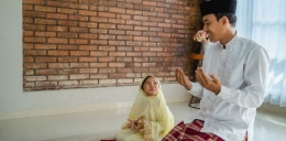 Mengajar anak ibadah (sumber: id.theasianparent.com)