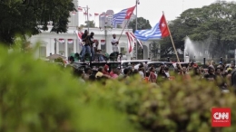 Demonstrasi di depan Istana Negara, foto: cnnindonesia