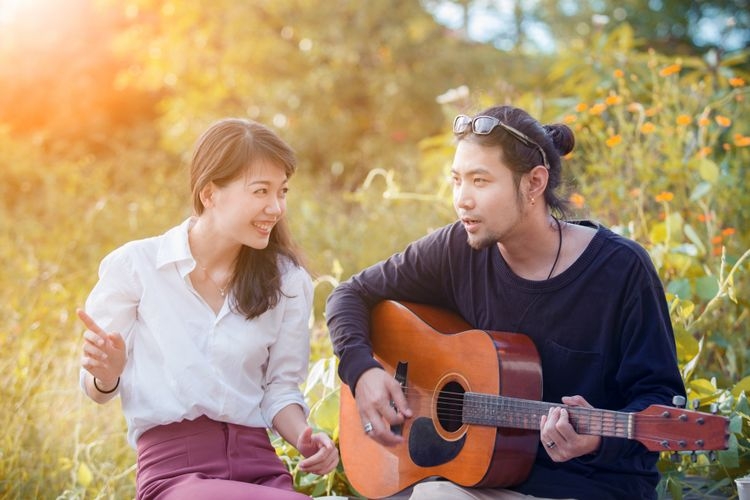 Ilustrasi bernyanyi dengan pasangan (sumber: suriya silsaksom via kompas.com)