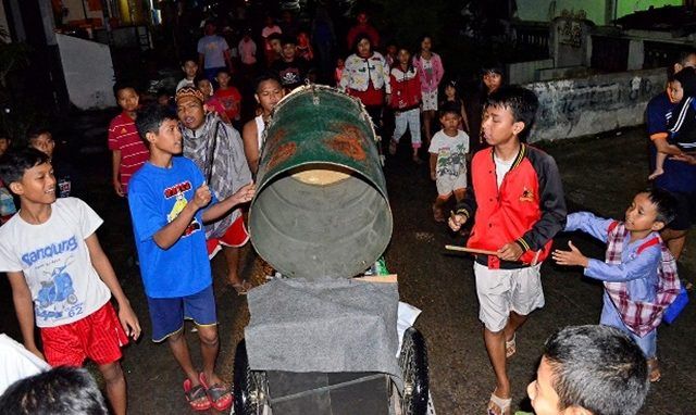 Ilustrasi tradisi membangunkan sahur di Indonesia | Dok. diambil dari comunicalba.com