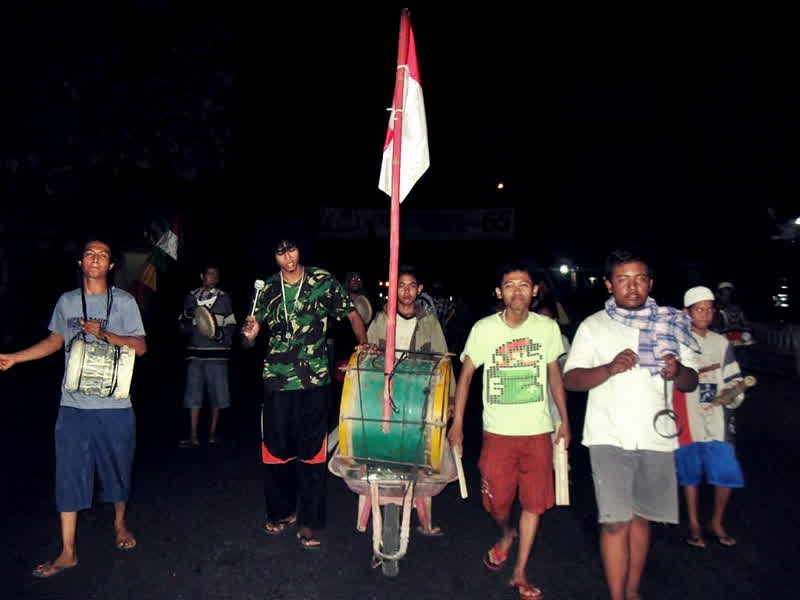 Ilustrasi membangunkan sahur (Sumber: manado.tribunnews.com)