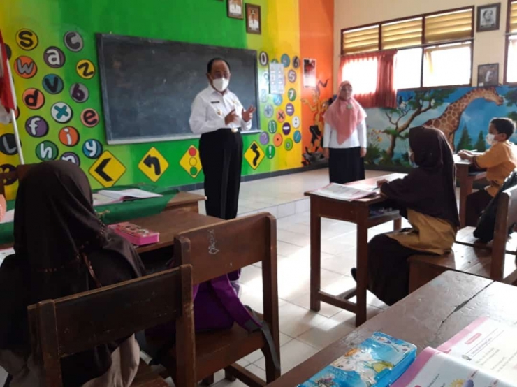 Bupati Kulon Progo, H. Sutedjo sedang meninjau pelaksanaan simulasi PTM di SDN 1 Karangsari, Pengasih.