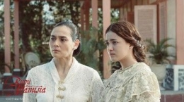 Nyai Ontosoroh alias Sanikem (kiri)  dan putrinya Annelis (kanan) dalam adegan film Bumi Manusia. Dok Falcon Pictures (Cnnindonesia.com)