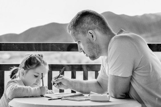Ilustrasi Ayah dan Anak belajar bersama (sumber gambar: pixabay.com)