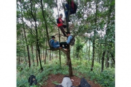Siswa MTs Pakis, Desa Gununglurah, Kecamatan Cilongok, Banyumas, Jawa Tengah mencari sinyal provider di hutan, (1/12/2020). Dok. Isrodin via KOMPAS