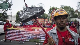 Para buruh turun ke jalan melakukan aksi unjuk rasa memperingati hari Buruh International (source: metro.tempo.co)