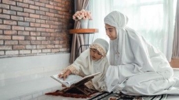 Ilustrasi mengajarkan ibadah kepada anak (Sumber: https://www.haibunda.com/)