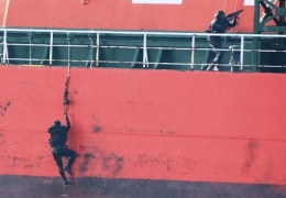 Ilustrasi serbuan prajurit selam tempur Denjaka On Board melalui dinding kapal (Foto: Dispen Kormar) 