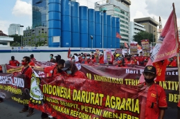 Para buruh membawa spanduk yang bertuliskan rasa kekecewaan dari buruh. (yudisald/jurnalis)