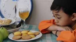 Anak-anak perlu dilatih berpuasa sejak kecil (sumber gambar- Surya - Tribunnews.com)