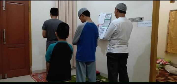 Shalat berjamaah dalam keluarga, melatih anak beribadah sejak kecil. (Foto: Elvidayanty)