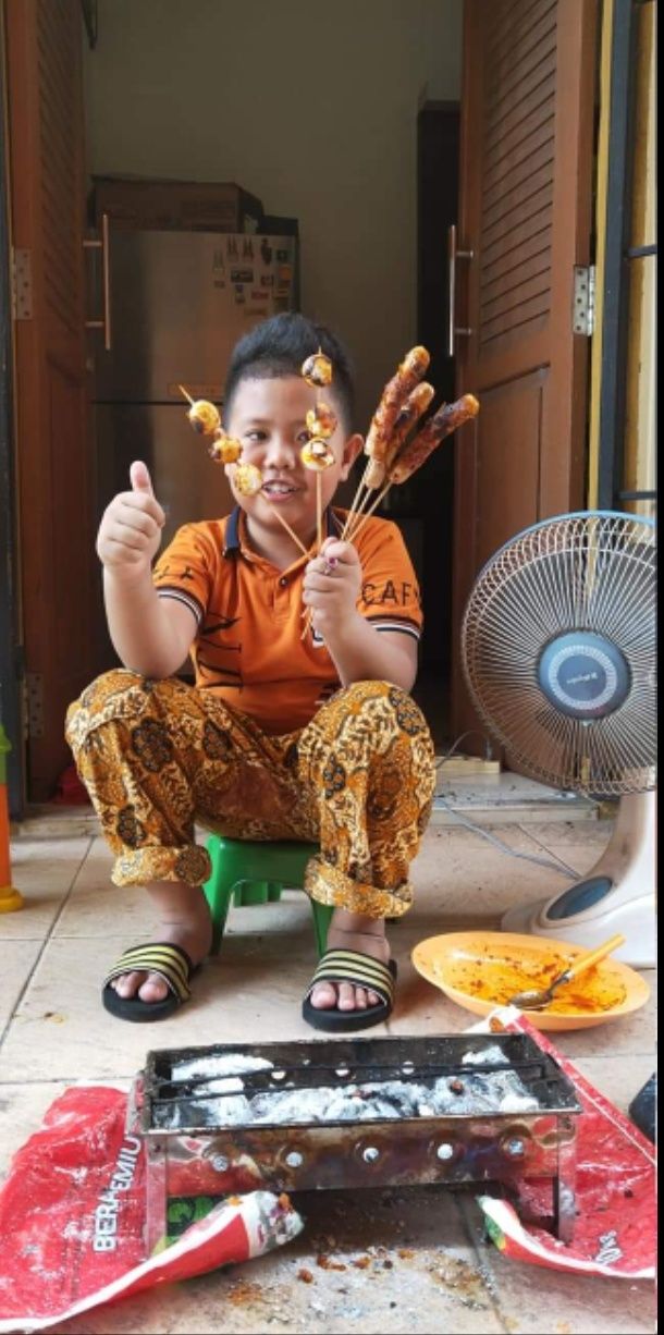 Sosis dan bakso bakar, menu favorit Ziyan untuk berbuka puasa. (Foto: Elvidayanty)