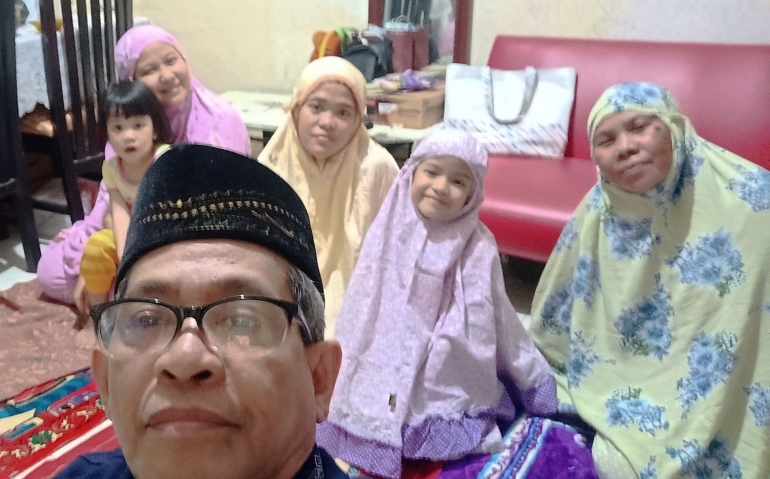 Imam tarawih dadakan di rumah. Makmumnya adalah anak, istri, mantu dan cucu (foto dok Nur Terbit)