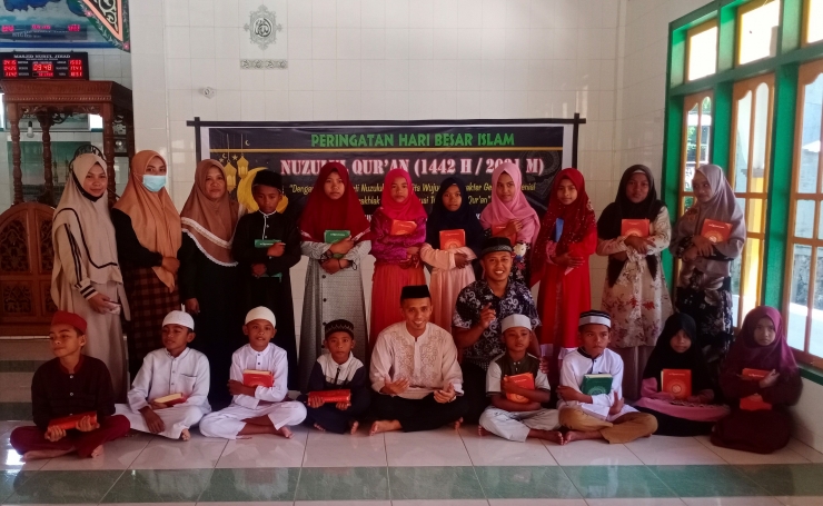 Foto Bersama Panitia Nuzul Qur'an pasca kegiatan perlombaan Syiar Islam