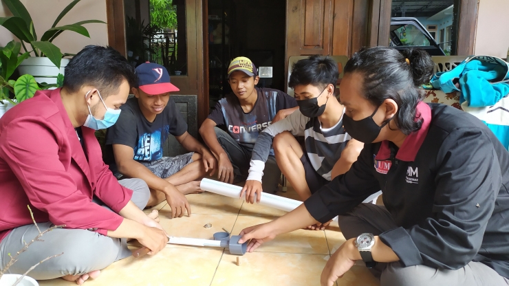 (Adji,Anta,Adham,Iman,Eko) Mahasiswa Teknik Industri UMM sedang  mensosialisasikan perakitan alat tabur pupuk kepada petani bawang Desa Purworejo|Dokpri