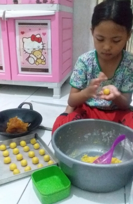 Dok. Lia Yuniar. Aisha rajin membantu membuat pesanan kue lebaran selama ramadan