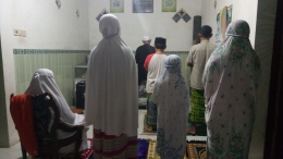 Mengajarkan anak beribadah di bulan Ramadhan. Kesempatan berjamaah dengan keluarga malam ini. Ibu sudah sehat, tampak sholat duduk di kursi. (Foto IH)