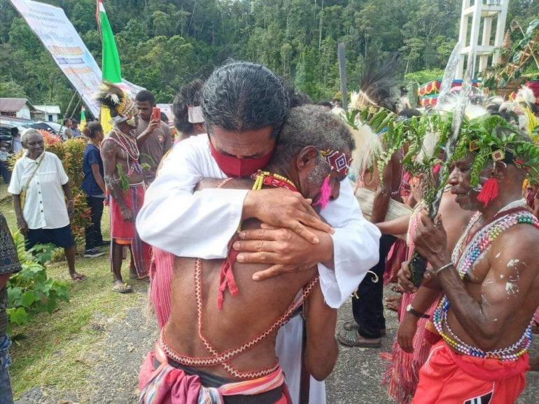 Pastor Markus Malar memeluk seorang Bapa dari Papua pada saat tahbisan imam di Sorong, (16/08/2020). Dokumentasi Pastor Markus.