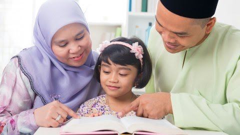 Orangtua yang mengajarkan anak mengaji di bulan Ramadan (foto dari kumparan.com)