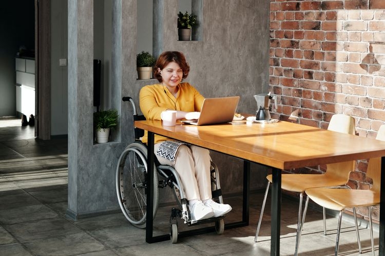 Ilustrasi penyadang disabilitas fisik yang sedang belajar dari rumah.(DOK. PEXELS via kompas.com)
