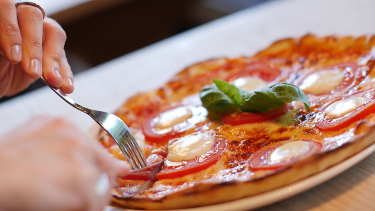 Pizza yang kamu pesan tidak perlu harus dihabiskan dalam sekali makan! (Image by Free-Photos from Pixabay)