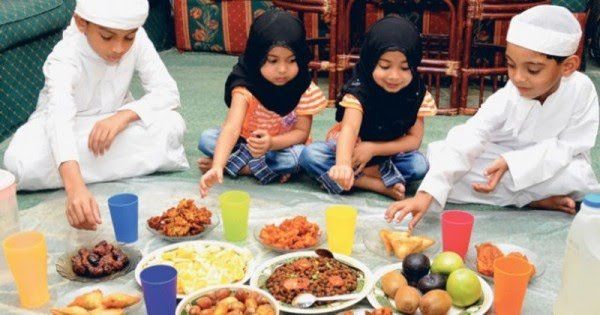 Anak-anak sedang menanti bedug berbuka puasa (foto dari gulfnews.com)