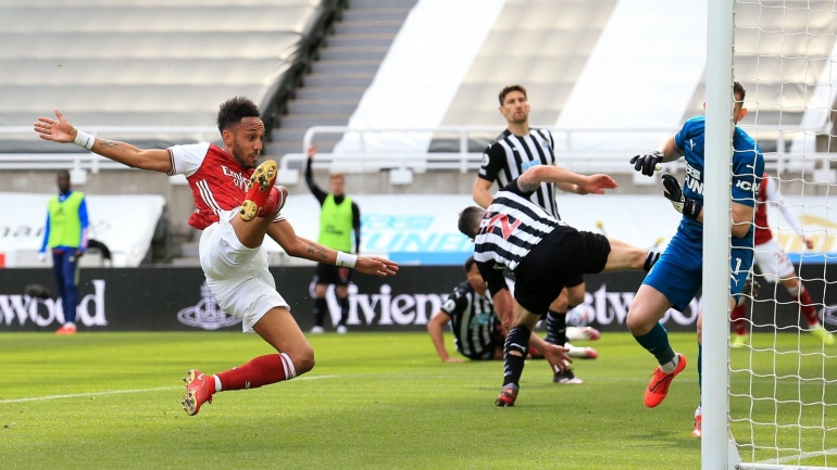 Aubameyang mencetak go kedua Arsenal dalam kemenangan 2-0 atas Newcastle United (Foto Skysports)