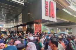 Sejumlah pengunjung berdesakan untuk masuk ke Blok A Pasar Tanag Abang, Jakarta Pusat, Minggu (2/5/2021).(KOMPAS.com/Tria Sutrisna)