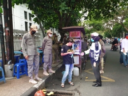 Petugas Memberikan Masker/Polresta Malang Kota