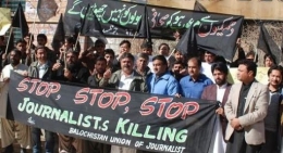 Para anggota Balochistan Union of Journalists melakukan aksi protes di kota Quetta baru-baru ini. Mereka meminta untuk segera menghentikan pembunuhan wartawan di Pakistan. | Sumber: fnpk.org