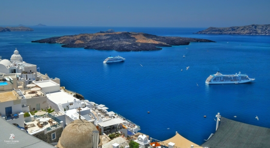 Kapal pesiar di perairan Santorini - Yunani. Sumber: koleksi pribadi