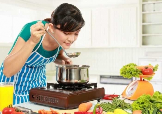 Ilustrasi gambar gadis remaja belajar masak (Sumber: seruni.id)