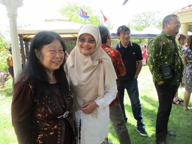 bersama ibu Nunung staf KJRI(dok pribadi)