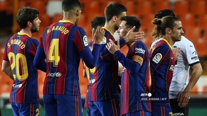 Lionel Messi bersama pemain Barcelona lainnya merayakan kemenangan atas Valencia.Foto:Jose Jordan/AFP via tribunnews.com