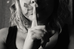 ilustrasi menjaga mulut untuk menghindari ghibah | photo by Kat Jane from pexels