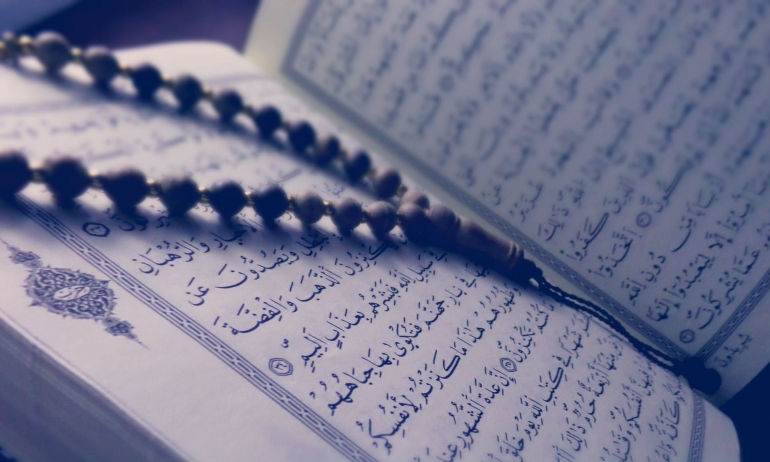 Membaca atau tadarus Al-Qur'an merupakan salah satu amalan yang bisa dilakukan pada malam Lailatul Qadar.