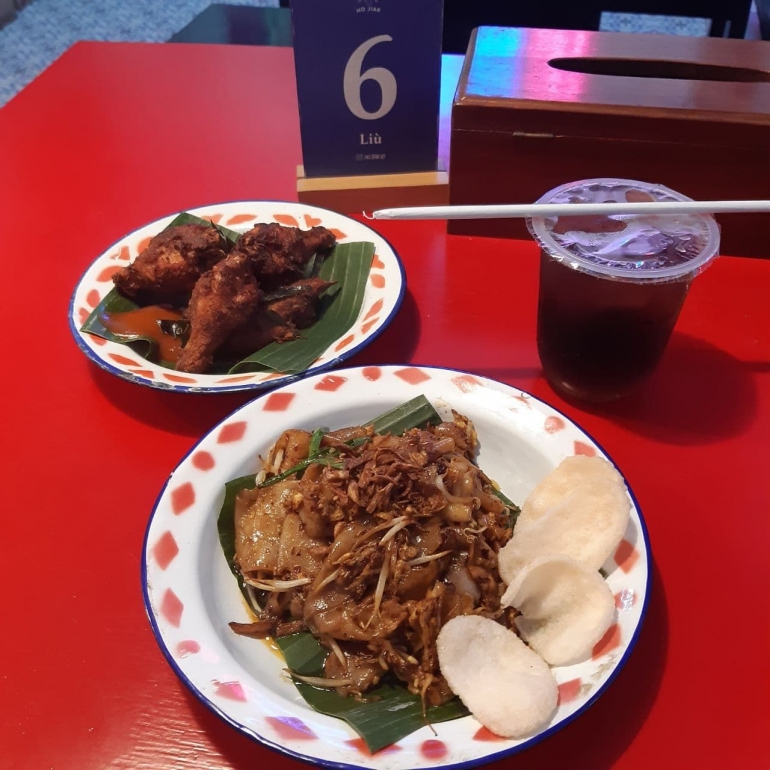 Hidangan Kwetiau Goreng, Chicken Wing Peranakan Dan Teh O' | Foto : Dok. Latifa Fahrun