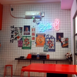 Interior Restoran Dengan Berbagai Poster Ala Peranakan | Foto : Dok. Latifa Fahrun