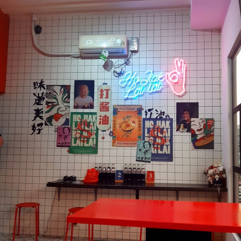 Interior Restoran Dengan Berbagai Poster Ala Peranakan | Foto : Dok. Latifa Fahrun