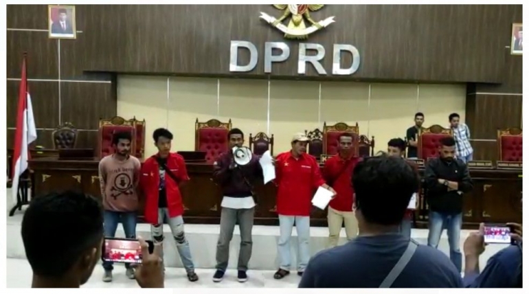 Pemuda Membacakan Tuntutan di Ruang Rapat DPRD Tidore