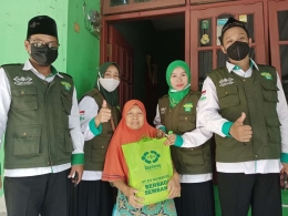 Dok.UPZIS LAZISNU Ranting Kraton, Kecamatan Krian, Kabupaten Sidoarjo menyalurkan santunan berupa ratusan paket sembako untuk janda dluafa
