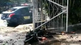 Situasi pasca pelaku terorisme melakukan aksi bom bunuh diri di depan gereja Katedral Makassar (kompas.com)
