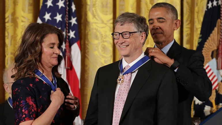 Melinda dan Bill Gates saat mendapat penghargaan tertinggi sipil AS. Pasangan ini berpisah setelah 27 tahun bersama (spokesman.com via kompas.com)