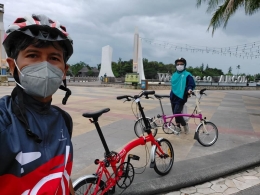 Sepedaan bersama suami dan berjalan kaki di pantai Ancol sambil berjemur sinar matahari. / dokpri