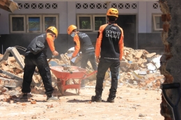 tim Dompet Dhuafa yang terdiri dari DMC, DDV, dan Bakti Nusa melakukan giat bersih (sumber: dokumentasi pribadi)