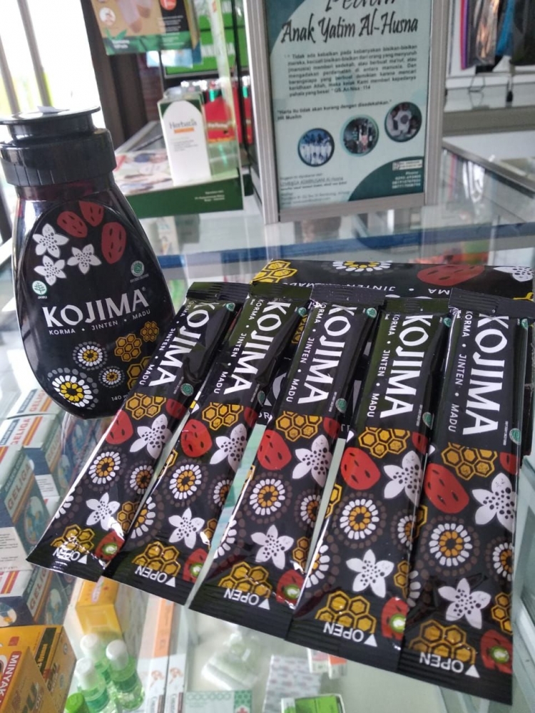 Dua jenis kemasan Madu Kojima yang tersedia di toko terdekat. (Foto IH)