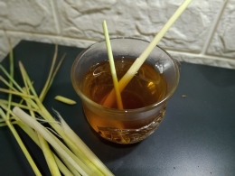 Ini dia minuman teh dengan manis madu KOJIMA ditambah celupan batang sereh (foto: widikurniawan)