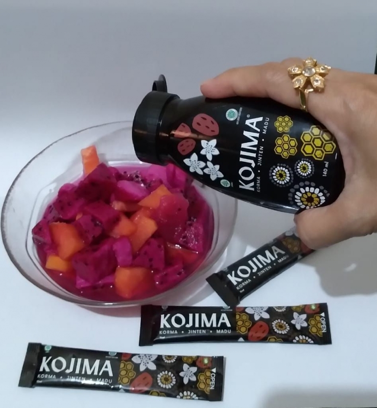 Salad sayuran dengan Kojima menjadi kaya rasa.