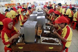Buruh pabrik rokok sedang memproduksi rokok kretek | sindonews.com