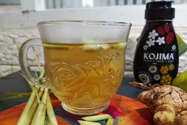 Inilah penampakan minuman andalan kami, rebusan jahe, sereh, lemon plus madu KOJIMA (foto: widikurniawan)